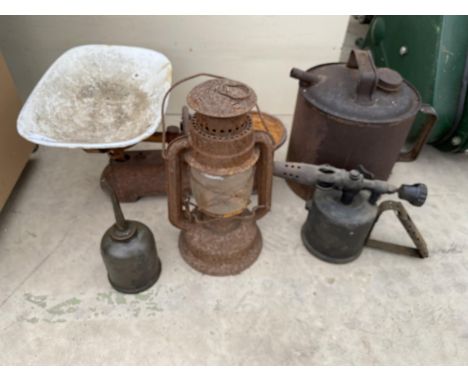 AN ASSORTMENT OF VINTAGE ITEMS TO INCLUDE KITCHEN SCALES, AN OIL CAN AND A PARAFIN LAMP ETC 