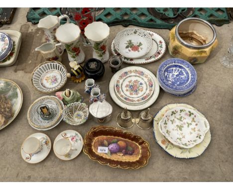 AN ASSORTMENT OF CERAMIC ITEMS TO INCLUDE BOWLS, VASES AND PLATES ETC 