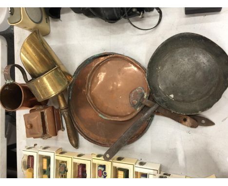 A QUANTITY OF COPPERWARE TO INCLUDE PANS, TEA CADDY, BRASS SCOOP, ETC 