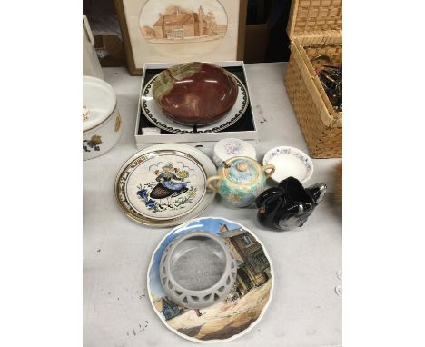 A QUANTITY OF CERAMICS TO INCLUDE CABINET PLATES, AN AVONWARE PRESERVE POT, BOWLS, A FRAMED PRINT, ETC 