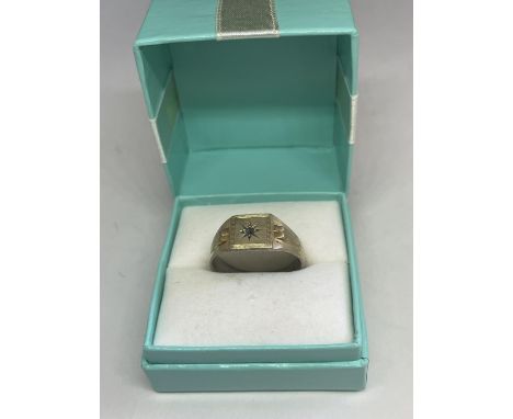 A 9 CARAT GOLD ON SILVER RING SIZE R/S IN A PRESENTATION BOX 