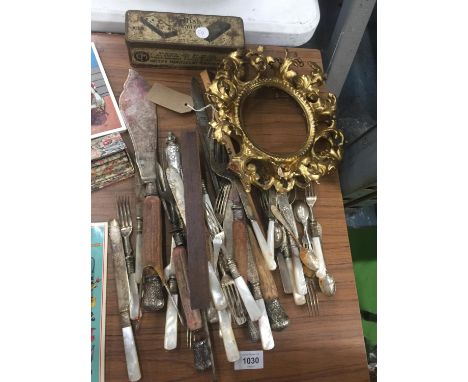 A QUANTITY OF VINTAGE FLATWARE TO INCLUDE MOTHER OF PEARL HANDLED KNIVES AND FORKS, VINTAGE TIN OF DOMINOES, AND A ROUND GILT