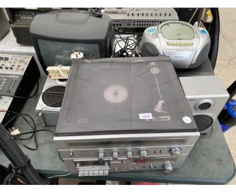 A LARGE ASSORTMENT OF ITEMS TO INCLUDE A PHILIPS STEREO SYSTEM TO INCLUDE RECORD PLAYER, A VHS PLAYER AND A VENTURER RADIO ET