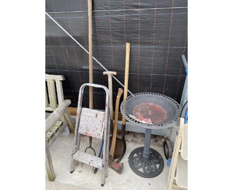A SMALL STEP LADDER, A PLASTIC BIRD BATH AND AN ASSORTMENT OF GARDEN TOOLS 