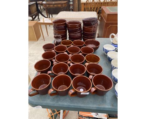 A LARGE QUANTITY OF BROWN CERAMIC WARE TO INCLUDE CUPS AND BOWLS ETC 