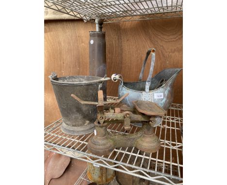 AN ASSORTMENT OF VINTAGE ITEMS TO INCLUDE KITCHEN SCALES, A COPPER BUCKET AND A COPPER COAL BUCKET ETC 
