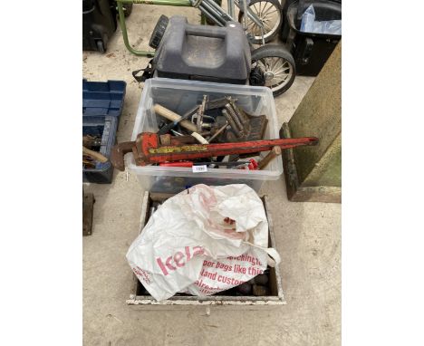 A LARGE ASSORTMENT OF TOOLS TO INCLUDE SOCKETS, STILSENS AND A VICE ETC 
