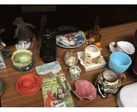 A MIXED LOT TO INCLUDE LADYBIRD BOOKS, FIGURES, A THOMAS THE TANK ENGINE CLOCK, CERAMIC SHELL, BADGER MUG ETC 