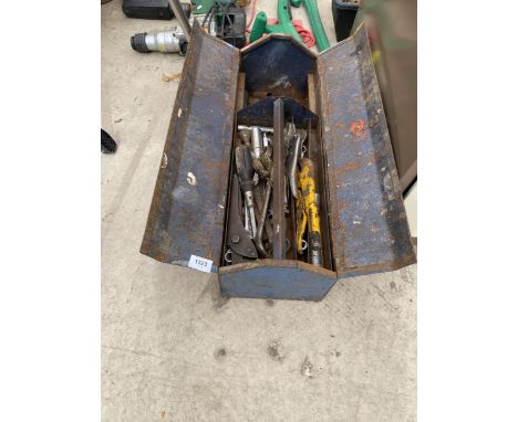 A METAL TOOL BOX CONTAINING AN ASSORTMENT OF TOOLS TO INCLUDE MOLE GRIPS AND PLIERS ETC 