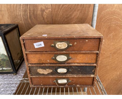 A VINTAGE FOUR DRAWER ENGINEERS CHEST WITH AN ASSORTMENT OF TOOLS TO INCLUDE DRILL BITS ETC 