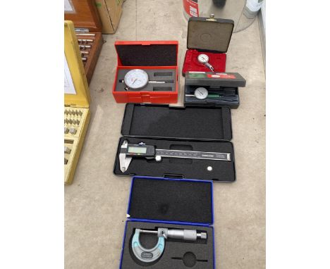 AN ASSORTMENT OF ENGINEERING TOOLS TO INCLUDE A MITUTOYO MICROMETER, KENNEDY PRESSURE GUAGES AND A WORKZONE DIGITAL CALLIPER 