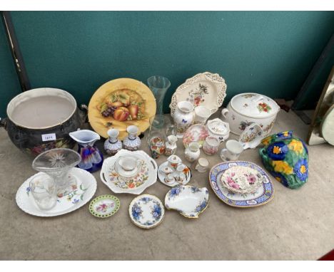 A COLLECTION OF CERAMIC WARE TO INCLUDE PLATES, VASES AND TRINKET DISHES ETC 