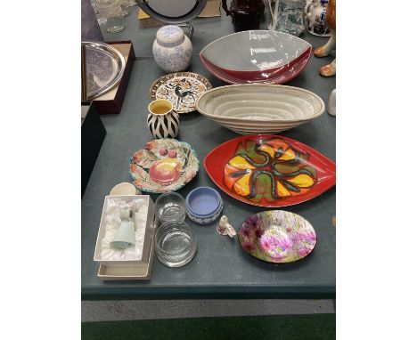 A QUANTITY OF POTTERY TO INCLUDE A POOLE POTTERY PLATE - A/F, MASON'S GINGER JAR, BOWLS, VASE, ETC 