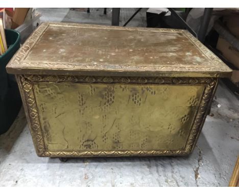 A HEAVY VINTAGE BRASS BOUND COAL BOX ON CASTORS HEIGHT 34CM, WIDTH 45.5CM, DEPTH 30CM 