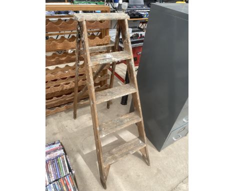 A VINTAGE FOUR RUNG WOODEN STEP LADDER 