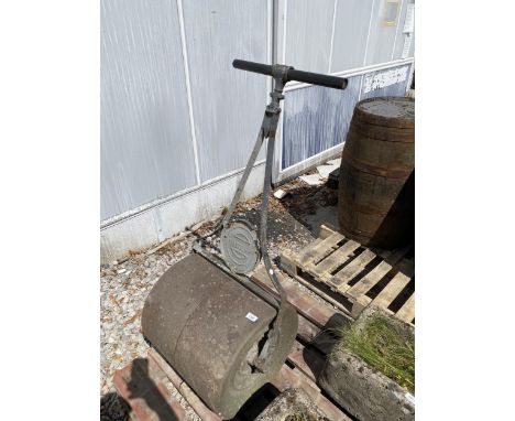 A VINTAGE CAST IRON GARDEN ROLLER 