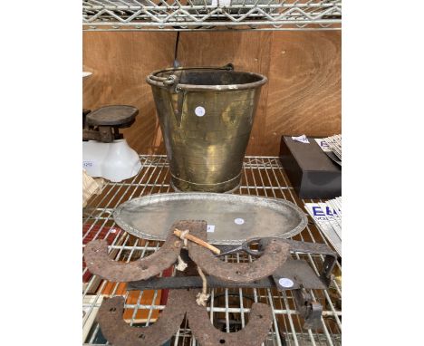 AN ASSORTMENT OF VINTAGE ITEMS TO INCLUDE A BRASS BUCKET, A HAND BEATEN TRAY STAMPED 'HW' AND A TRAP ETC 