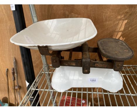 A SET OF VINTAGE AND RETRO AVERY KITCHEN SCALES 
