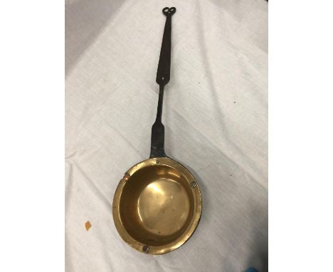 A VINTAGE CAST BASED HEAVY BRASS PAN WITH LONG CAST HANDLE DIAMETER 21CM 