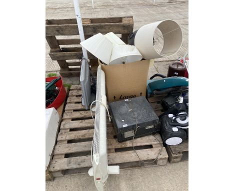 AN ASSORTMENT OF HOUSEHOLD CLEARANCE ITEMS TO INCLUDE LAMPS AND A RECORD PLAYER 