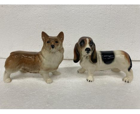 A PAIR OF COOPERCRAFT DOGS - A LARGE BASSETT HOUND AND A CORGI - MADE IN ENGLAND 