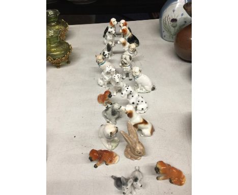 A COLLECTION OF SMALL CERAMIC DOGS TO INCLUDE BOXERS, DALMATIONS, SPANIELS, FOXHOUNDS, ETC 