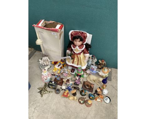 AN ASSORTMENT OF CERAMIC ITEMS TO INCLUDE A LAMP AND ANIMAL FIGURES TO INCLUDE BIRDS ETC 