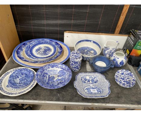 A COLLECTION OF ASSORTED BLUE AND WHITE CERAMIC WARE TO INCLUDE PLATES, A JUG AND BOWLS ETC 