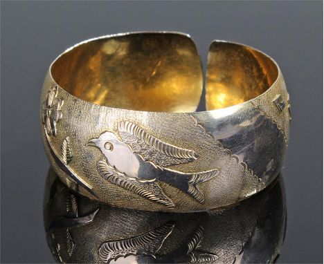 Yellow metal bangle, decorated with birds, fish and flowers, 22 grams