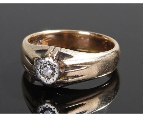 9 carat gold diamond ring, the round cut diamond to the wide shank, ring size R