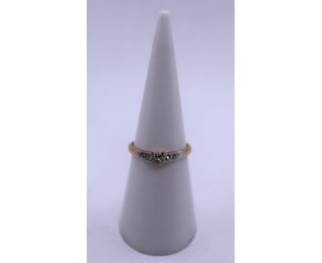 18ct gold diamond solitaire ring - Size: K 