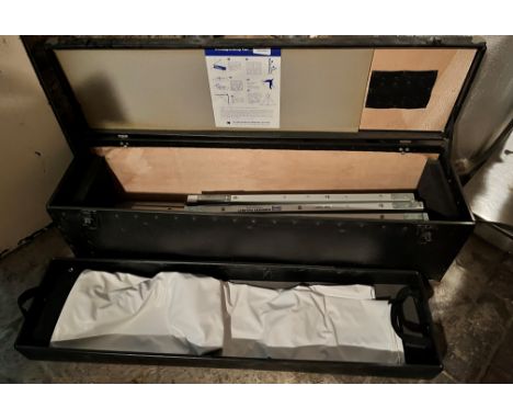 PROJECTOR SCREEN (CASED)