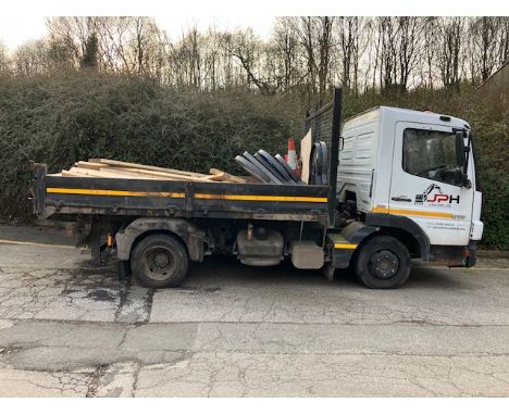 2005 Mercedes Tarmac Tipper 7.5 ton HGV with 42500 diesel engine in white. Reg No: OU55 BPE. Taxed: No. Log Book: Yes. MOT: N