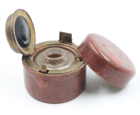 Leather and brass Victorian travelling inkwell, hinge damaged. UK P&amp;P Group 1 (£16+VAT for the first lot and £2+VAT for s