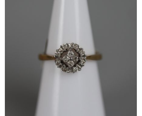 18ct gold diamond cluster set ring - Approx size: N 