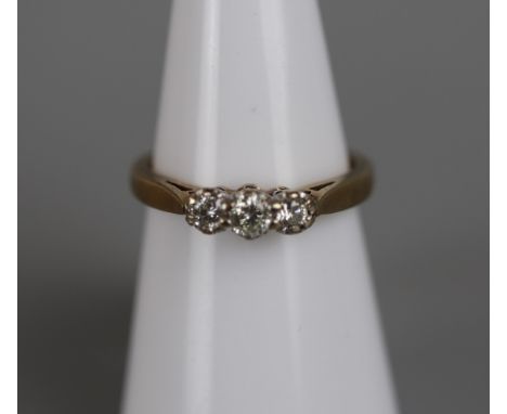 Gold 3 stone diamond ring - Approx size: J½ 