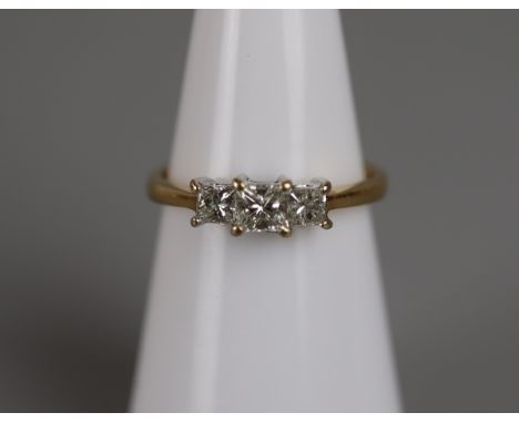 18ct gold 3 stone diamond set ring - Approx size: J½ 