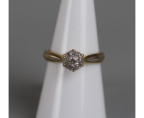 18ct gold diamond set cluster ring - Approx size: M 