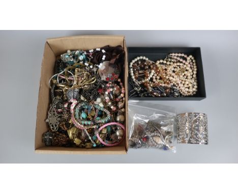 Collection of costume jewellery 