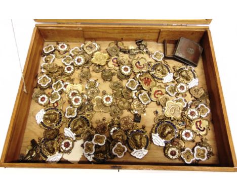 ROYAL ANTEDILUVIAN ORDER OF THE BUFFALOES (R.A.O.B.) - APPROXIMATELY 100 PIECES OF GILT &amp; ENAMEL JEWELS  various sizes, p