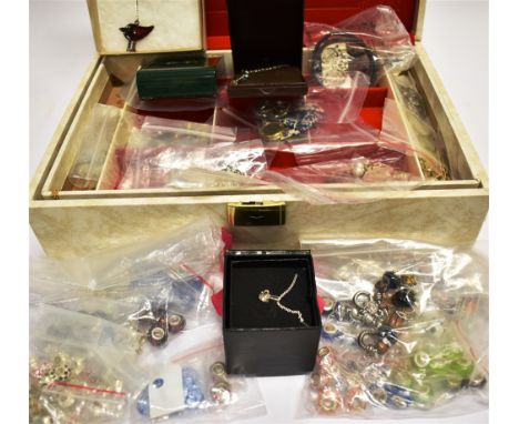 A COLLECTION OF SILVER AND WHITE METAL JEWELLERY to include a cubic zirconia cross-over bangle stamped '925'; a tri-colour wo