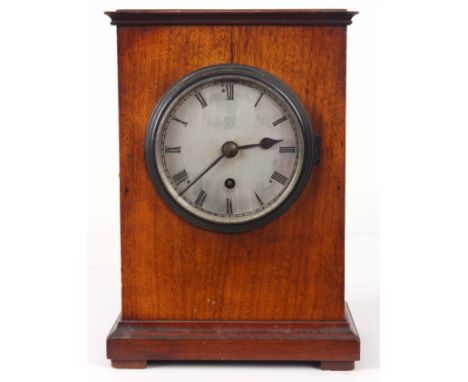 AN EARLY 20th CENTURY ENGLISH FUSEE MANTLE CLOCK with Mahogany case enclosing a 5" silvered Roman dial fronting a large eight