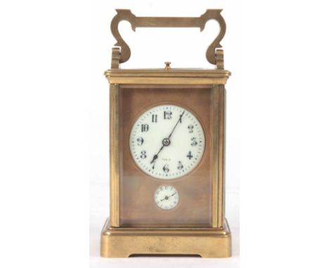 AN EARLY 20th CENTURY FRENCH BRASS CASED REPEATING CARRIAGE CLOCK the corniche case with bevelled glass panels enclosing a 2.
