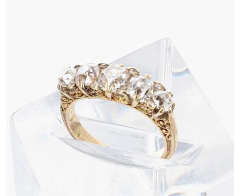Good 18ct ring set with five large graduated round brilliant-cut diamonds and eight small chip diamonds, 2.45ct, clarity SI, 