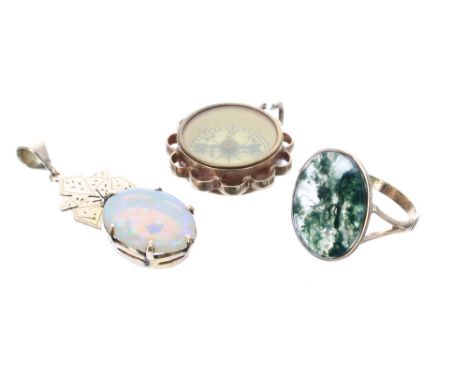 9ct compass pendant, 9ct opal pendant and moss agate ring, 7.9gm (3)