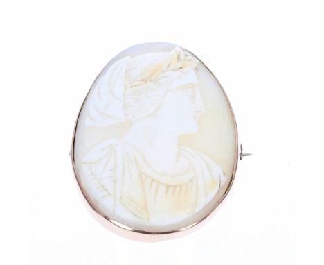 Victorian gold mounted cameo shell oval brooch, depicting a profile portrait of a lady, 46mm x 37mm