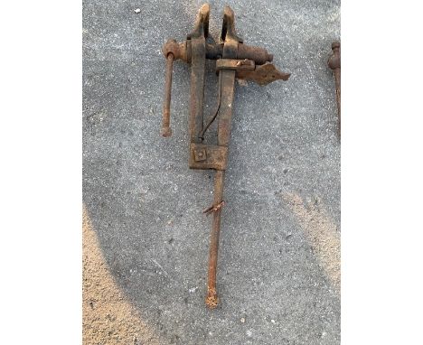 VINTAGE BLACKSMITHS VICE APPROX 100CM