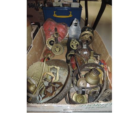 A selection of vintage brass wares horse brasses hard ware etc