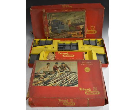 Triang Rovex - an extensive OO gauge train set inc RX43 Goods set, 0-4-0 clock work engine, BR blue livery, red wheels, other