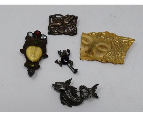 A collection of vintage brooches. Including a silver, marcasite and onyx frog brooch, an Art Nouveau style silver and gem set